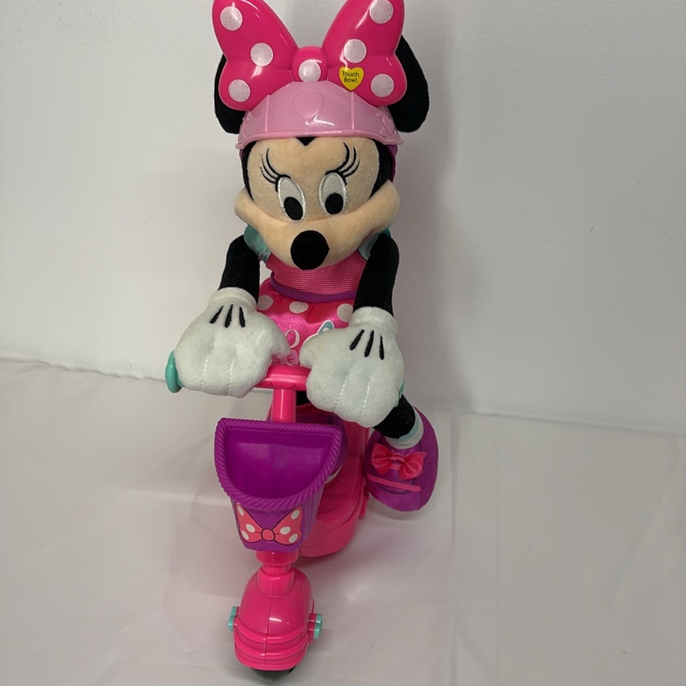 Disney| Scooter Minnie Mouse plush sing & spin toy, talking Minnie Mouse - Picture 5 of 10